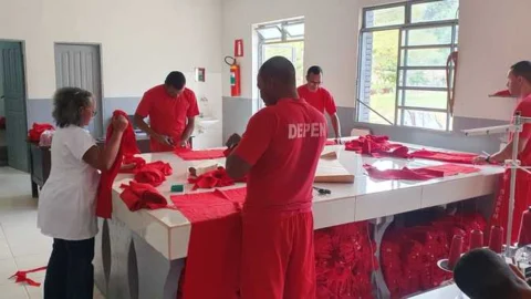 Detentos de Teófilo Otoni realizam curso de alfaiataria  