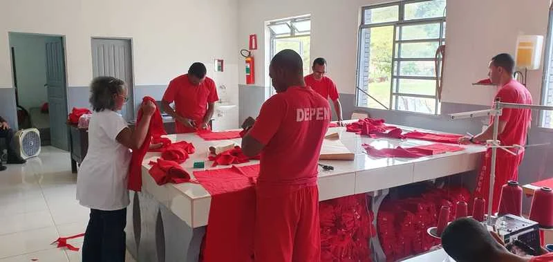 Onze custodiados da Penitenciária de Teófilo Otoni, localizada no Vale do Mucuri, estão participando de um curso de alfaiataria