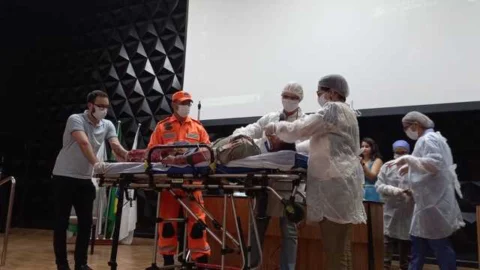 Profissionais da saúde são capacitados para o atendimento aos pacientes queimados 7 Profissionais da saúde são capacitados para o atendimento aos pacientes queimados