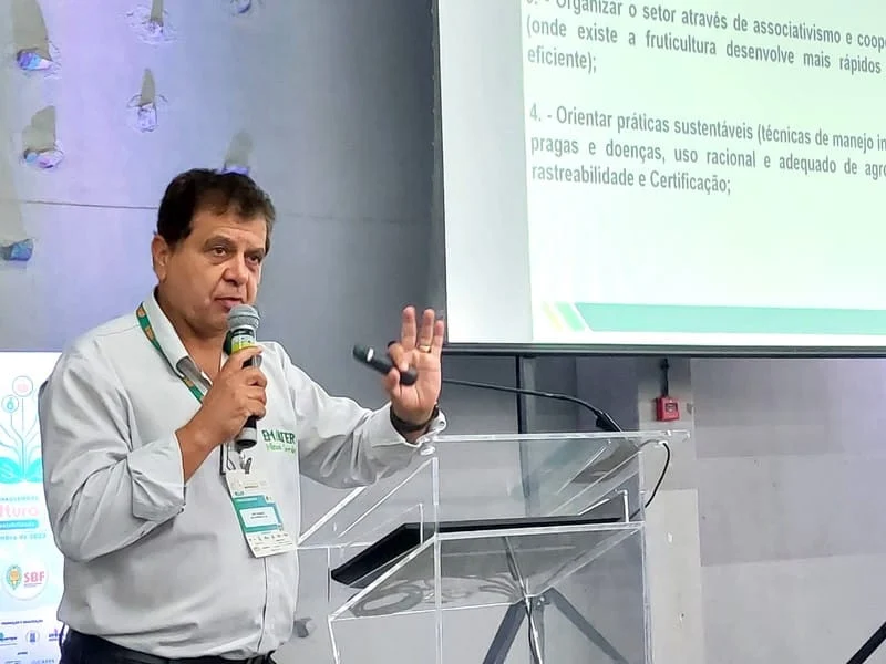 Emater-MG discute papel da extensão rural durante Congresso Brasileiro de Fruticultura 1 A Empresa de Assistência Técnica e Extensão Rural de Minas Gerais (Emater-MG) marcou presença no 28º Congresso Brasileiro de Fruticultura