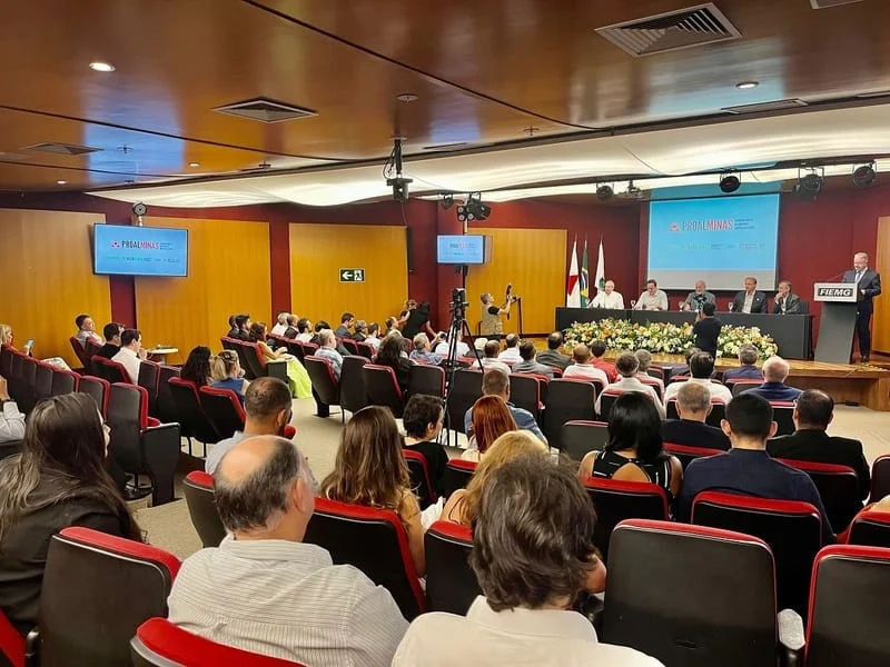 Trinta e três indústrias mineiras recebem certificados de participação no Proalminas 1 Realizada na sexta-feira (17/11), na sede da Federação das Indústrias de Minas Gerais (Fiemg), a solenidade marcou os 20 anos da política