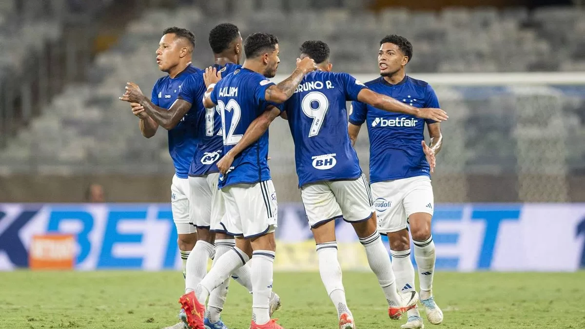 Cruzeiro encara decisão contra o Goiás, nesta segunda-feira, no fechamento da 35ª rodada do Brasileirão 1 Nesta segunda-feira, o time celeste encara o Goiás, às 21h, e lutará pela vitória no confronto que fecha a 35ª rodada da competição nacional