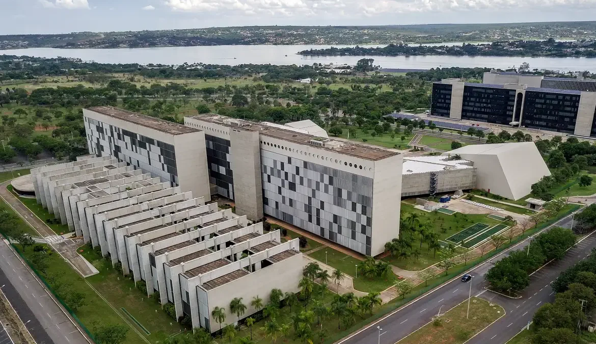 STJ empossa três ministros indicados por Lula 1 O Superior Tribunal de Justiça (STJ) empossou nesta quarta-feira (22) três ministros indicados pelo presidente Luiz Inácio Lula da Silva