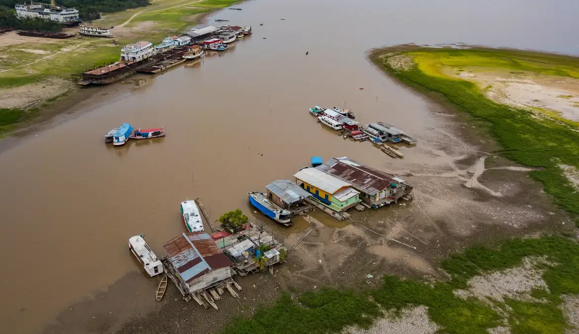 Após sofrer com nuvem de fumaça, chove em Manaus 1 A chuva voltou a cair em Manaus, após a cidade ficar rodeada nos últimos dias por uma nuvem de fumaça causada por incêndios