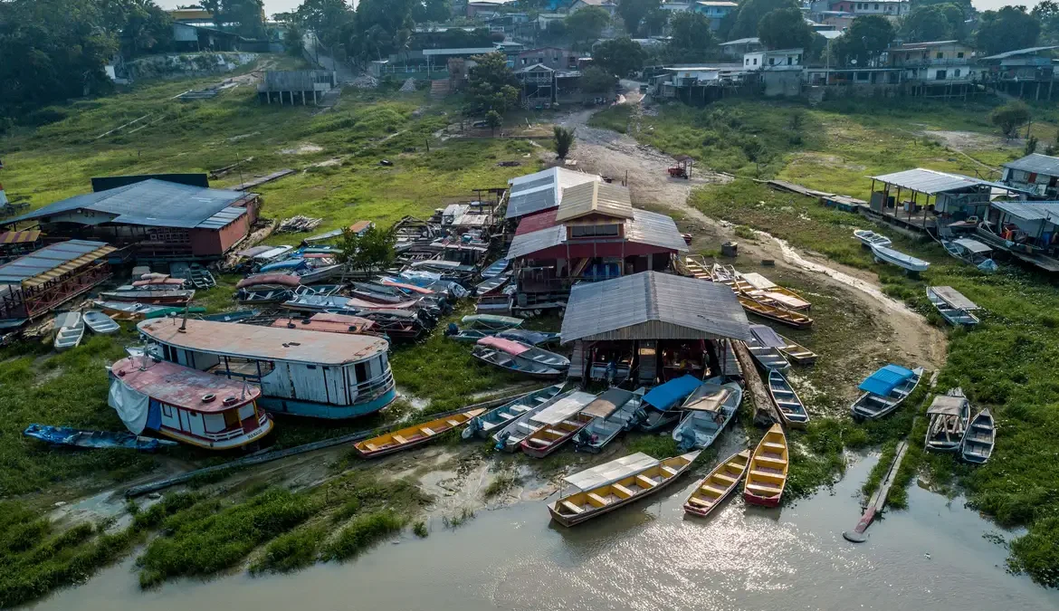 Em meio à expectativa da subida no volume das águas do Rio Negro, pescadores, donos de flutuantes e feirantes de Manaus, afetados pela seca