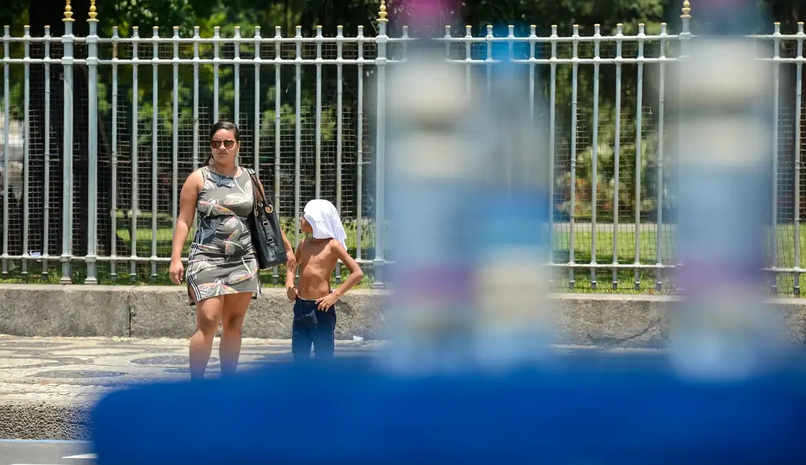 Em uma semana marcada por intenso calor, o Rio de Janeiro estabeleceu nesta quinta-feira (16) novo recorde de temperatura em 2023: 42,6