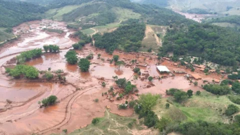 Mineradoras recebem proposta de repactuação das medidas de compensação pelo rompimento da barragem de Fundão 2 Mineradoras recebem proposta de repactuação das medidas de compensação pelo rompimento da barragem de Fundão