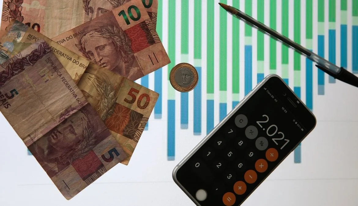 Estimativas do mercado para inflação e PIB permanecem estáveis 1 Economia, Moeda Real, Dinheiro, Calculadora