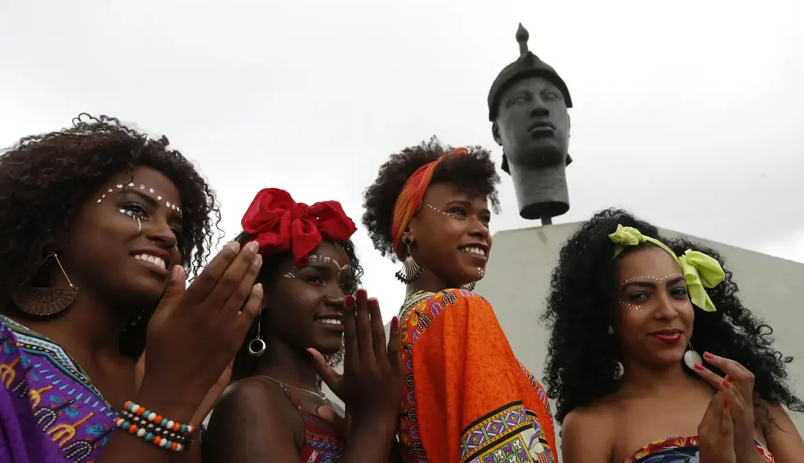 Câmara aprova Dia da Consciência Negra como feriado nacional 1 A Câmara dos Deputados aprovou na noite desta quarta-feira (29) o projeto de lei que torna o Dia da Consciência Negra, celebrado em 20