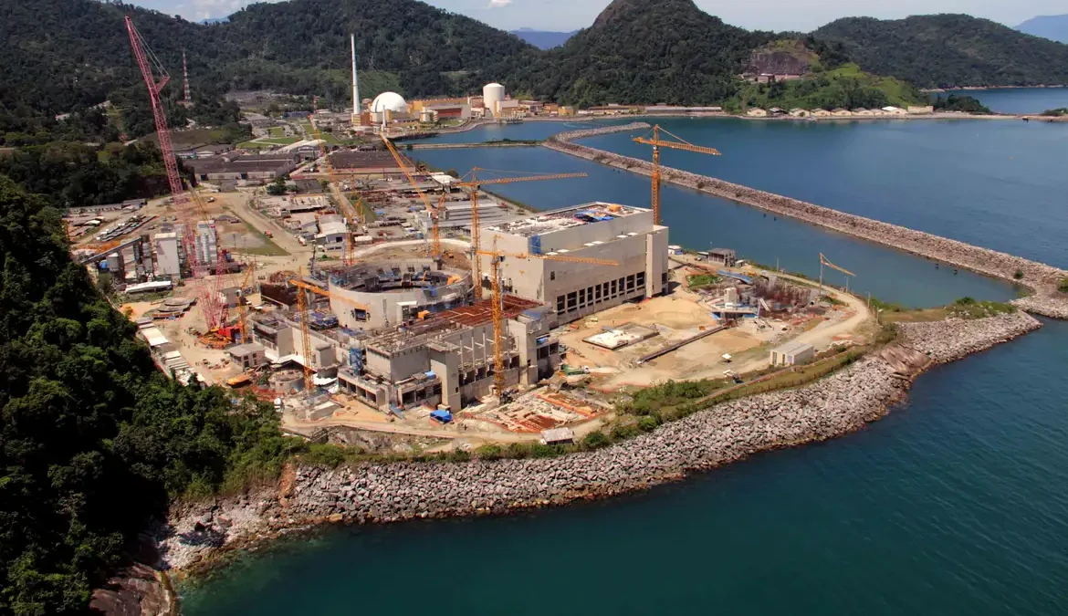 A Usina Nuclear Angra 2 foi reconectada nessa quinta-feira (16), às 9h25, ao Sistema Interligado Nacional (SIN)