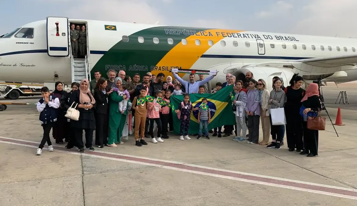 Brasileiros repatriados de Gaza já estão a caminho do Brasil 1 O avião VC-2 (Embraer 190), cedido pela Presidência da República para atuar na Operação Voltando em Paz, decolou na manhã desta