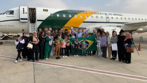 Brasileiros repatriados de Gaza já estão a caminho do Brasil 7 Brasileiros repatriados de Gaza já estão a caminho do Brasil