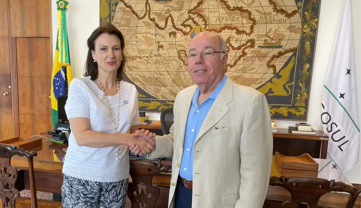 O ministro de Relações Exteriores, Mauro Vieira, recebeu neste domingo (26), em Brasília, a deputada argentina eleita Diana Mondino