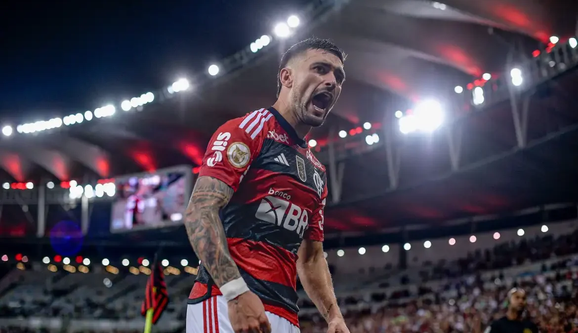 O Flamengo derrotou o Bragantino por 1 a 0, na noite desta quinta-feira (23) no estádio do Maracanã, e entrou de vez na briga pelo título