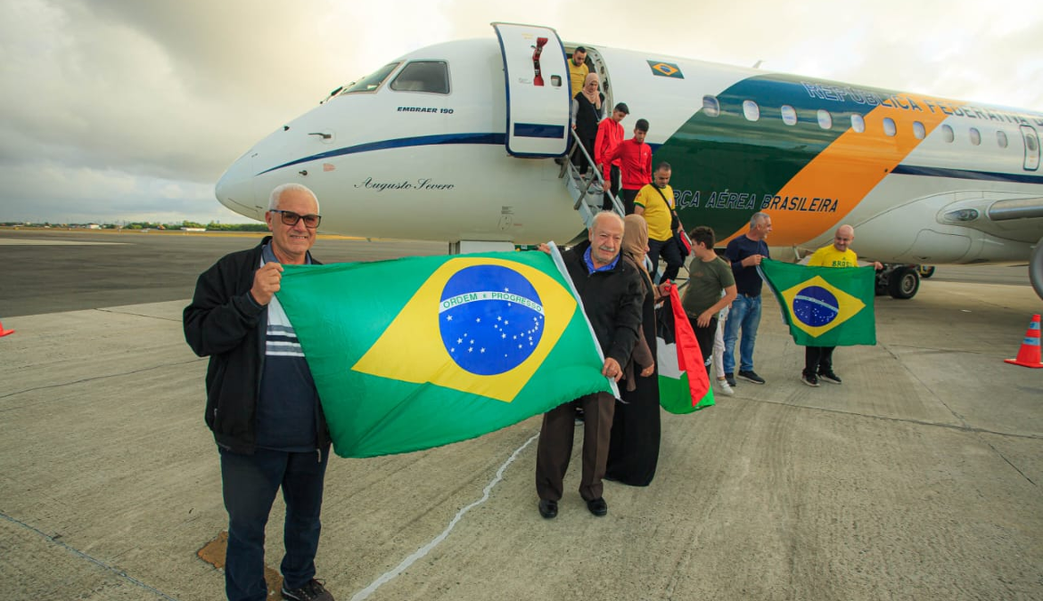 A aeronave VC2 (Embraer 190) da Presidência da República pousou no Recife (PE), as 5h35 desta quinta-feira (2), trazendo 32 brasileiros