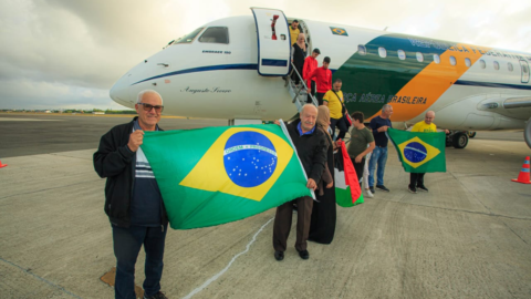 Grupo de brasileiros repatriados da Cisjordânia chega ao Recife 8 Grupo de brasileiros repatriados da Cisjordânia chega ao Recife