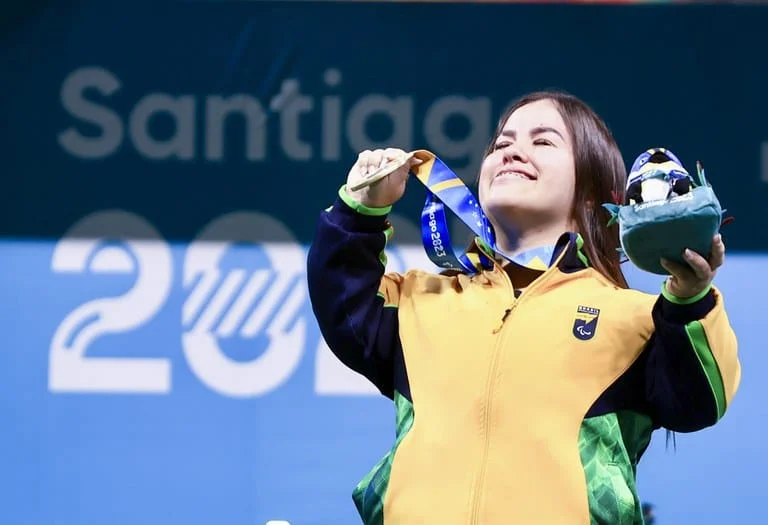 Neste sábado (18/11), a brasileira conquistou o bicampeonato no halterofilismo e estabeleceu o novo recorde das Américas, ao levantar 141 kg