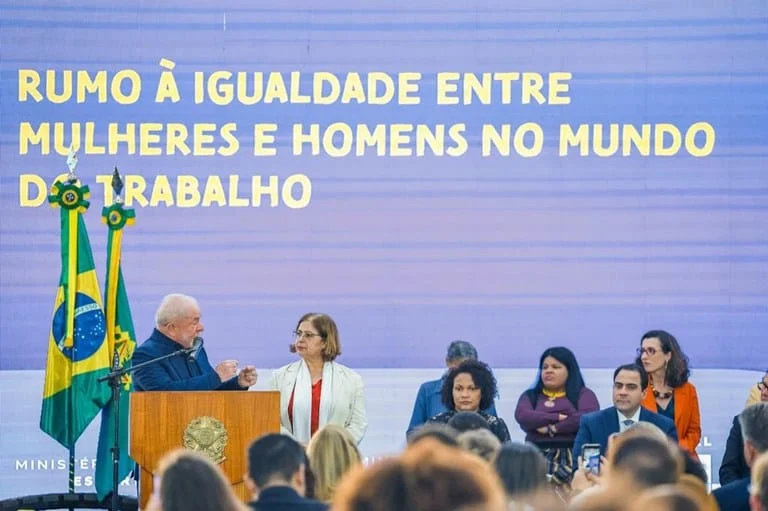 A Lei estabeleceu a obrigatoriedade de igualdade salarial entre mulheres e homens