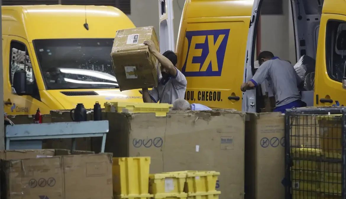 Empregados dos Correios desistem de greve na véspera da Black Friday 1 Os sindicatos decidiram aceitar proposta da Empresa Brasileira de Correios Telégrafos apresentada no final da tarde de quarta-feira