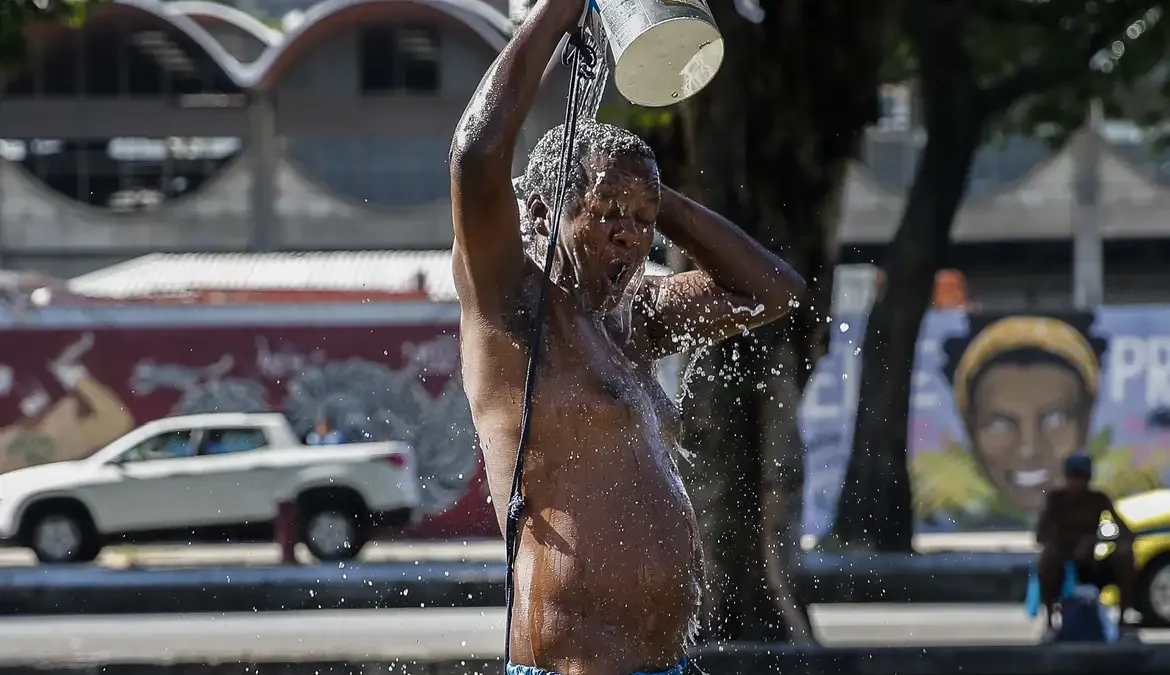 Rio anuncia plano de contingência contra efeitos de ondas de calor 1 O combate aos efeitos provocados pelas ondas de calor no município do Rio já conta com pontos de hidratação espalhados por unidades
