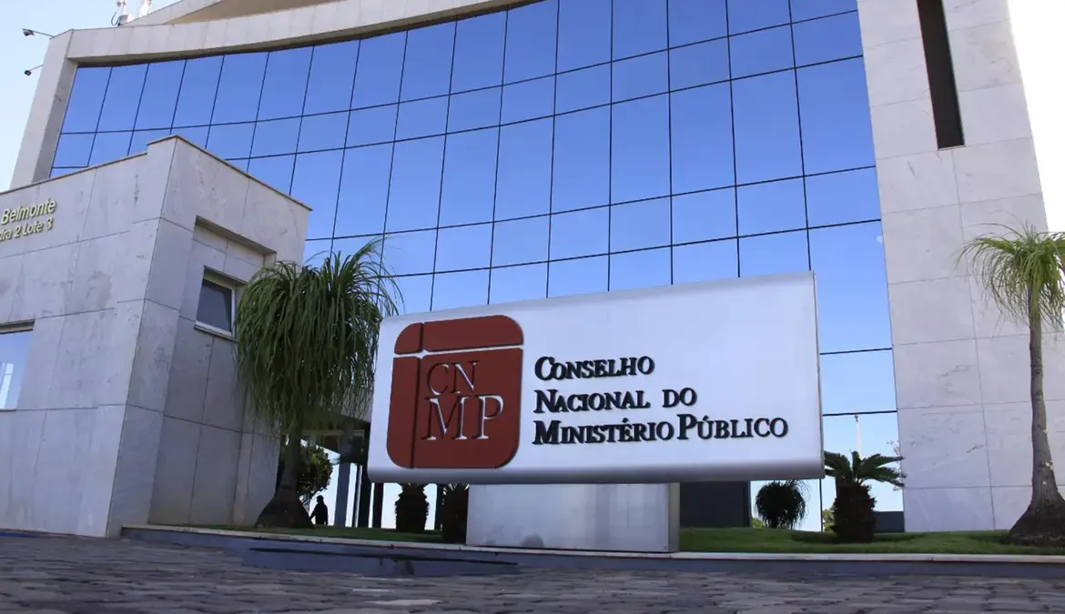 População negra é minoria no Ministério Público brasileiro, diz estudo 1 Responsável perante o poder Judiciário, pela defesa dos interesses da sociedade, o Ministério Público brasileiro não reflete a população