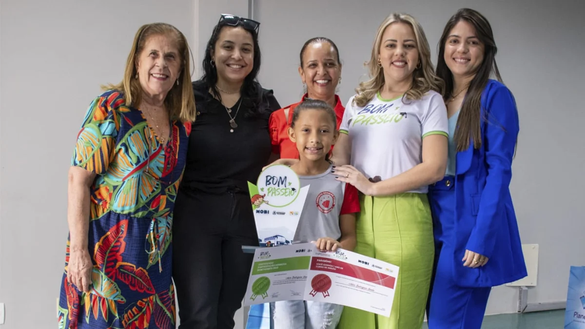 Alice Rodrigues Bento, da Escola Prefeito Ronaldo Perim, conquistou o primeiro lugar. Ela aparece junto com suas professoras