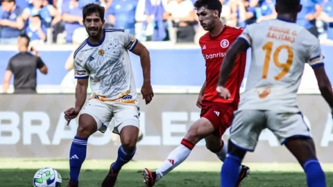 Em jogo repleto de bolas na trave, Cruzeiro sofre derrota para o Internacional 1 Em jogo repleto de bolas na trave, Cruzeiro sofre derrota para o Internacional