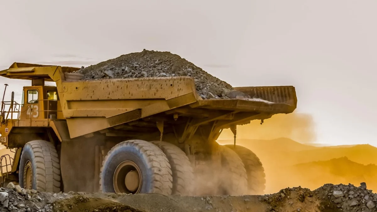 Grande caminhão carregando areia em um local de mineração de platina na África