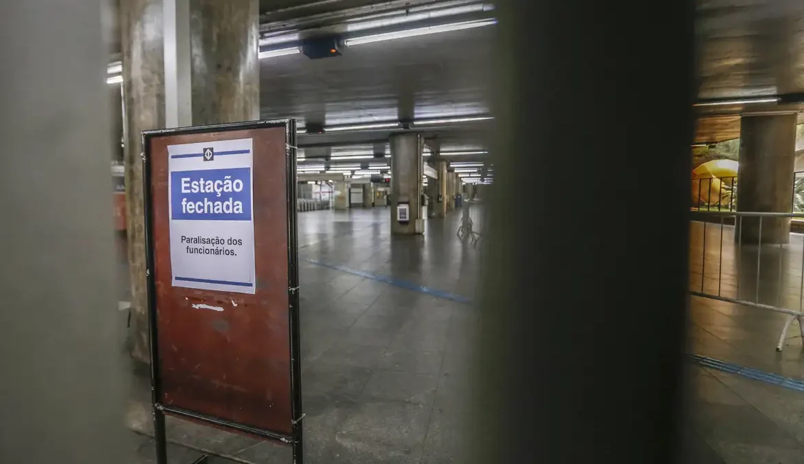 A paralisação feita pelos trabalhadores dos serviços públicos de São Paulo prossegue até a 0h de quarta-feira (29), segundo os