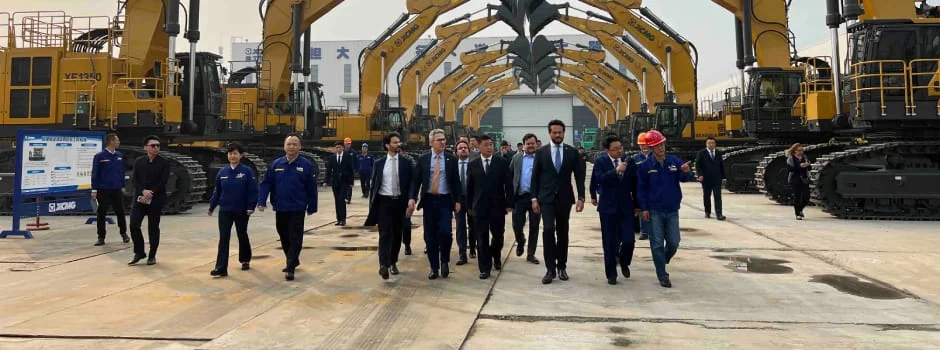 Governo de Minas anuncia investimento de R$ 270 milhões para expansão de empresa chinesa que vai montar caminhões elétricos no Sul do estado 1 O governador Romeu Zema assinou nesta quinta-feira (9/11), em Xuzhou, o protocolo de intenções de investimento de R$ 270 milhões da chinesa