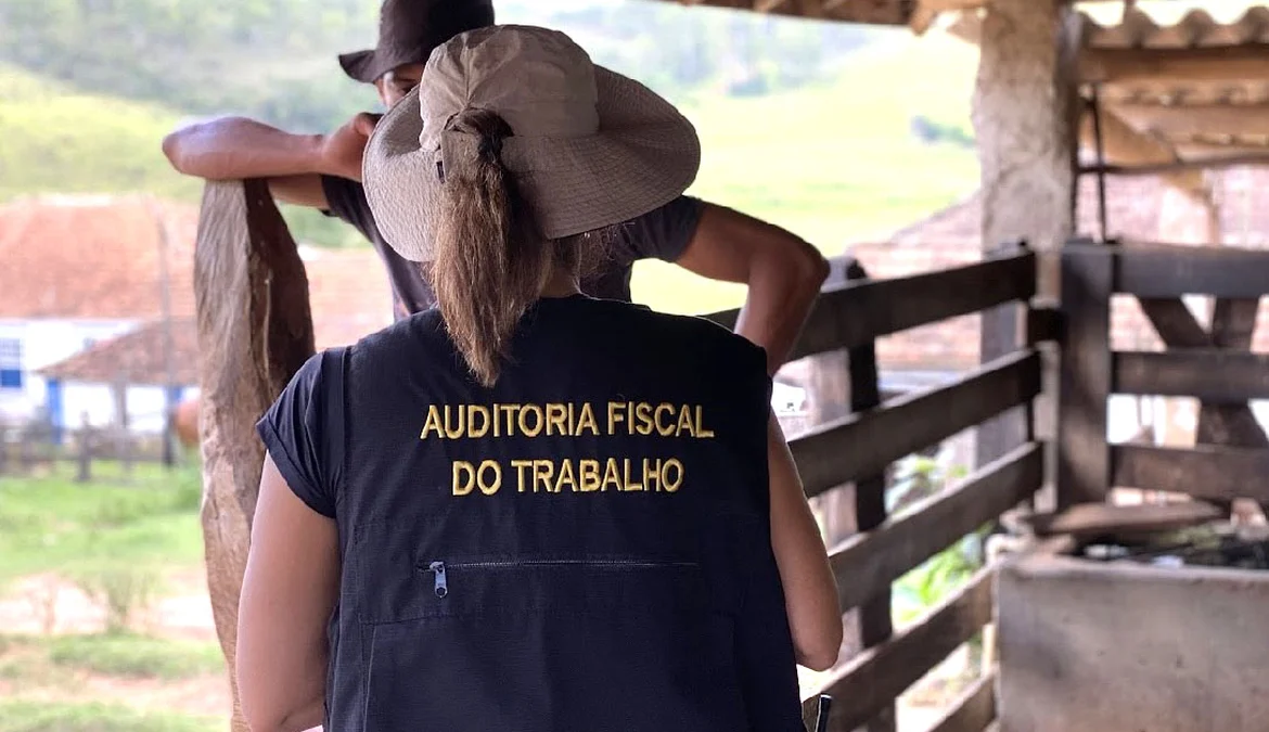 A Comissão de Constituição e Justiça (CCJ) da Câmara dos Deputados aprovou nesta quarta-feira (8) projeto de lei que estabelece prioridade