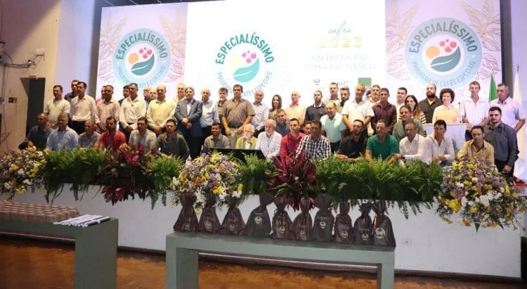 Destaques dos jornais integrantes da Rede Sindijori MG 1 Cerimônia de premiação do Especialíssimo em Guaxupé reúne os 50 cooperados finalistas da edição 2023 do programa da Cooxupé (