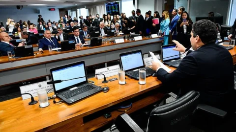 CCJ do Senado aprova PEC que proíbe militares da ativa se candidatarem
