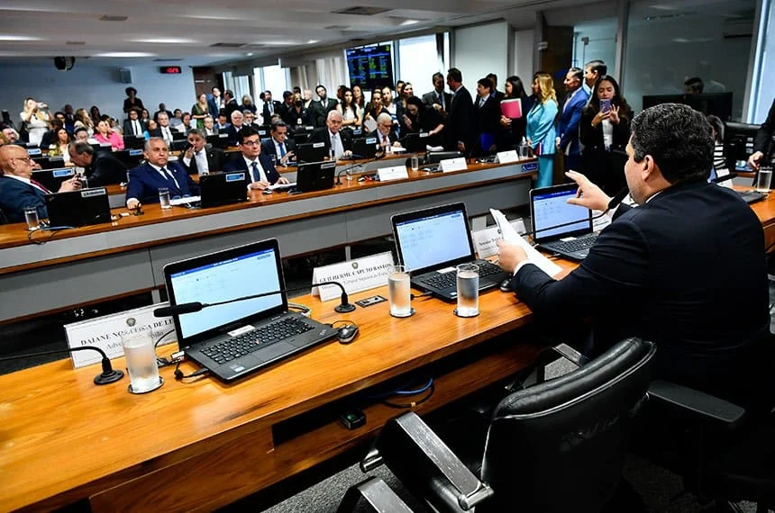 CCJ do Senado aprova PEC que proíbe militares da ativa se candidatarem 1 O texto segue agora para análise do plenário