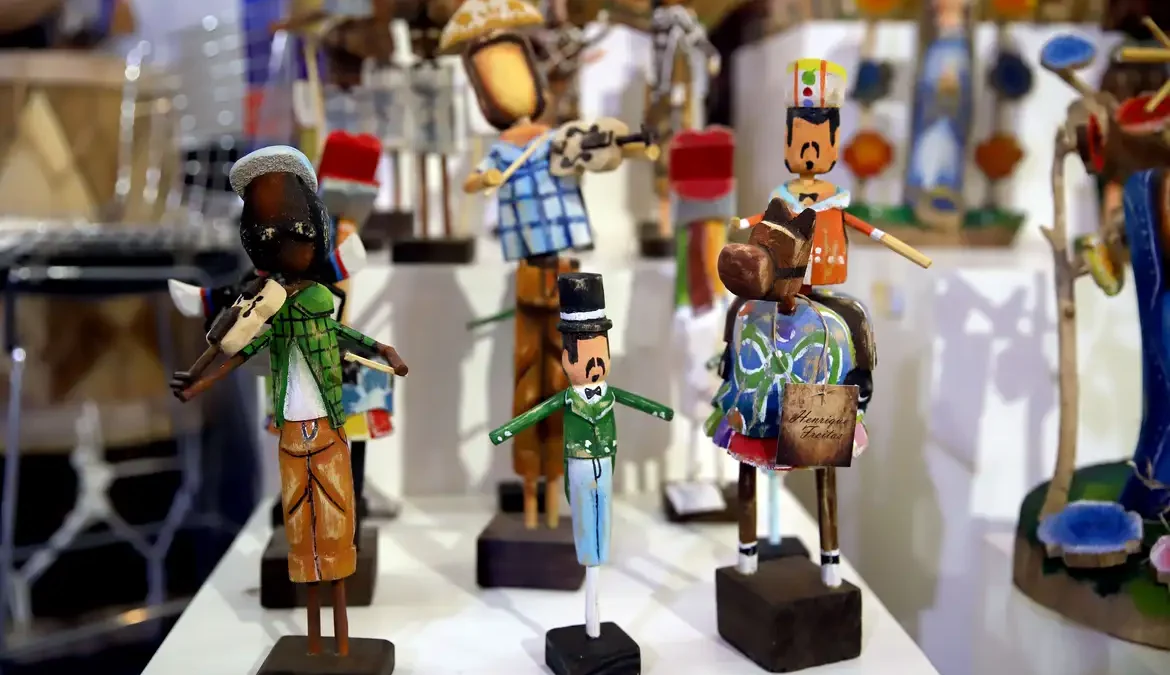 Artesãos de todo país participam de evento em Brasília 1 Até domingo (19), cerca de mil artesãos estarão expondo seus trabalhos no 16º Salão do Artesanato, no Shopping Pátio Brasil, em Brasília