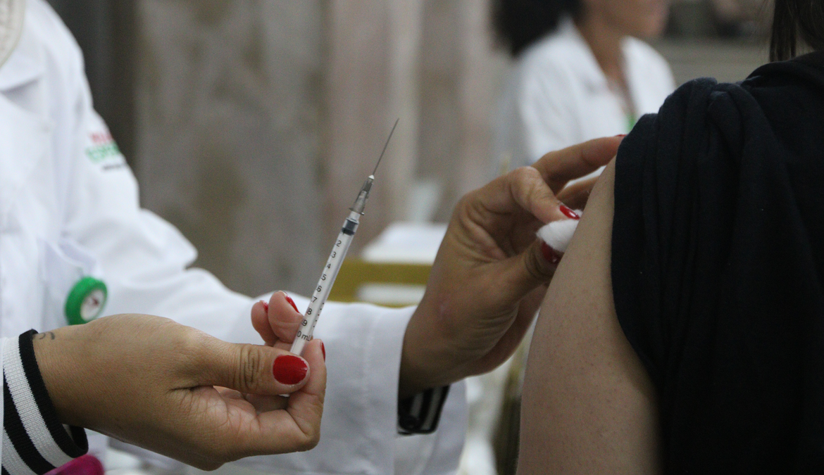 A estimativa é que 84% da população no país ainda não recebeu uma dose de reforço da vacina monovalente ou bivalente contra a covid-19