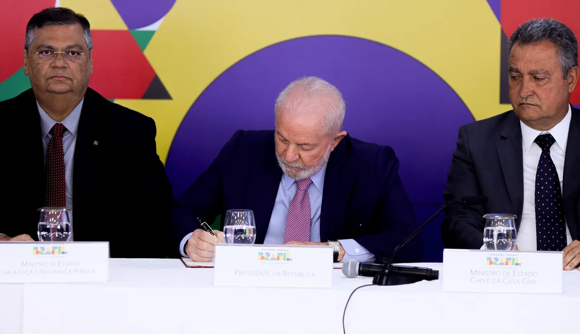 Lula anuncia decreto de GLO em portos e aeroportos 1 O presidente da República, Luiz Inácio Lula da Silva, assinou decreto convocando as Forças Armadas para operações de Garantia da Lei e