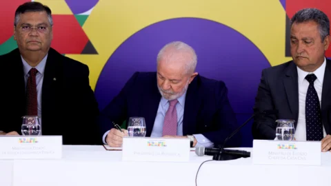 Lula anuncia decreto de GLO em portos e aeroportos