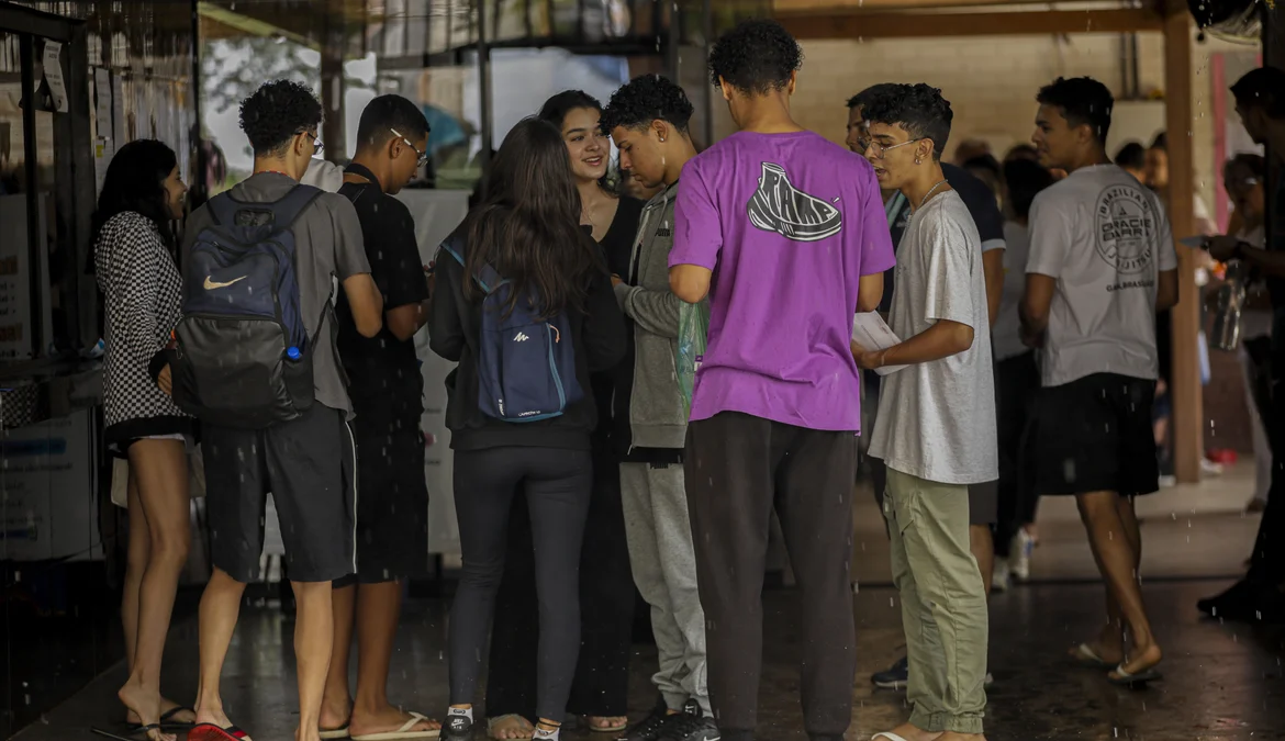 Estudantes de todo o país farão, neste domingo (12), as provas de matemática e ciências da natureza do Exame Nacional do Ensino Médio