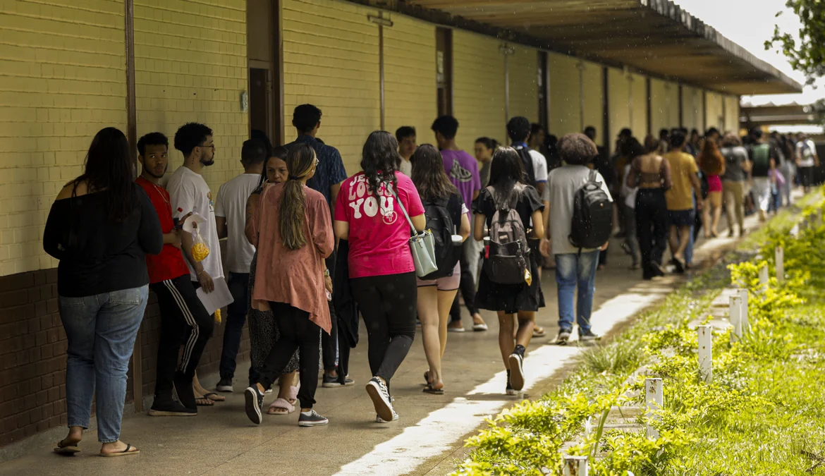 Para solicitar a reaplicação do exame, o candidato deve acessar Página do Participante e apresentar um documento que comprove a necessidade