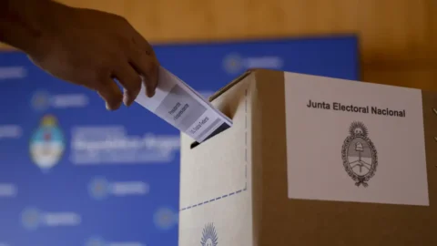Eleitores argentinos no Brasil votam por defesa da democracia 2 Eleitores argentinos no Brasil votam por defesa da democracia