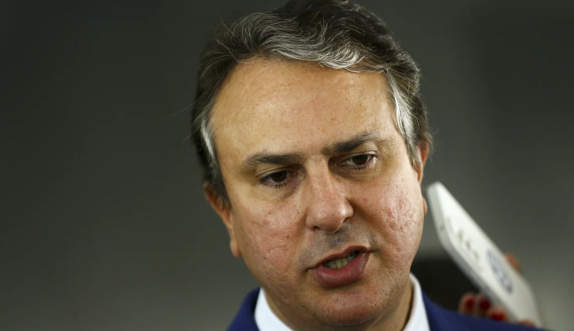 MEC descarta cancelamento do Enem após vazamento de provas 1 O ministro da Educação, Camilo Santana, descartou, nesta segunda-feira (6), o cancelamento do Exame Nacional do Ensino Médio (Enem)