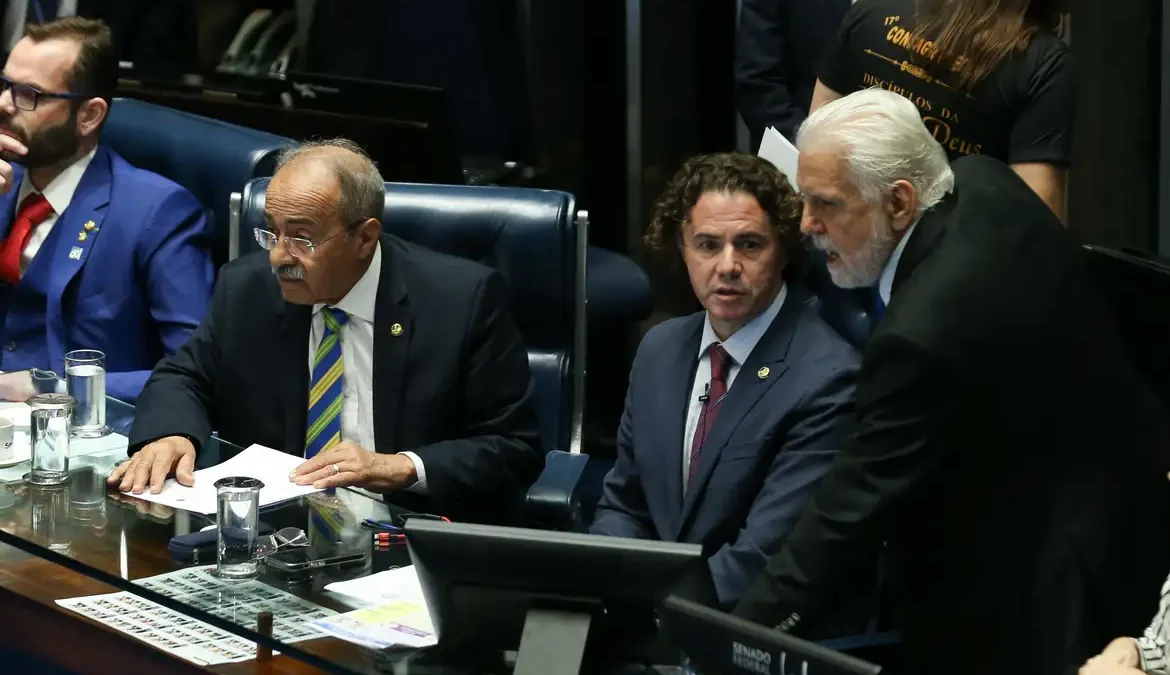Senado aprova mudanças no registro de agrotóxicos 1 O plenário do Senado aprovou nesta terça-feira (28), em votação simbólica, o projeto que altera as regras para registro e venda