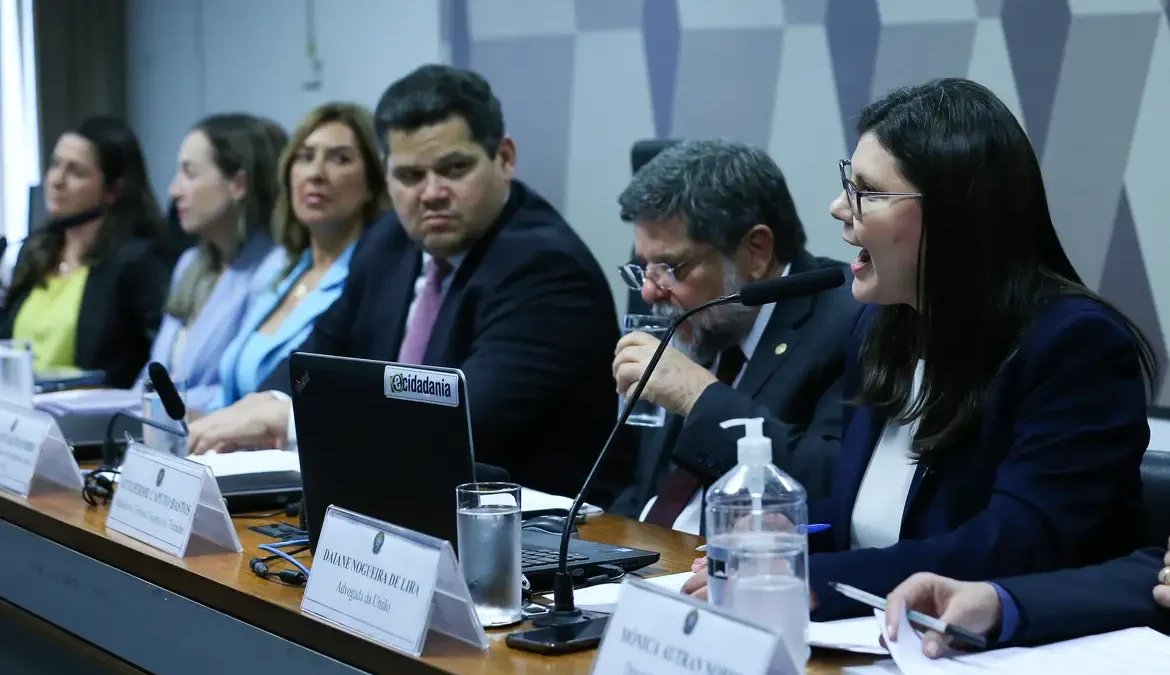 Comissão do Senado aprova 10 nomes para conselhos de Justiça e do MP 1 A Comissão de Constituição e Justiça (CCJ) do Senado aprovou hoje (29) oito nomes indicados para o Conselho Nacional de Justiça (CCJ)