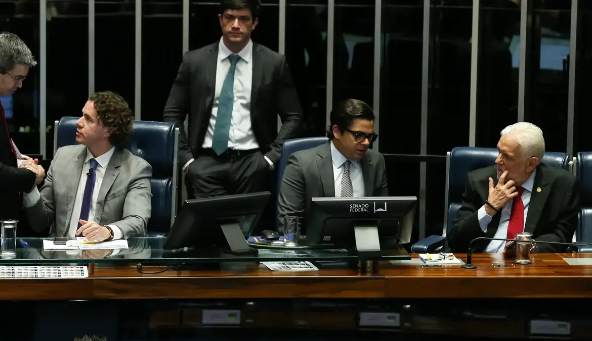 Os senadores aprovaram na tarde desta quinta-feira (29) o projeto de lei que muda a tributação de rendas obtidas com fundos exclusivos