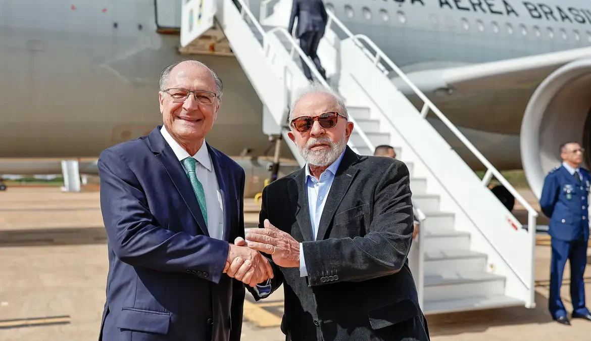 Lula embarca para COP 28 em Dubai e visita a mais três países 1 O presidente Luiz Inácio Lula da Silva embarcou, nesta segunda-feira (27), para participar da 28ª Conferência das Nações Unidas sobre