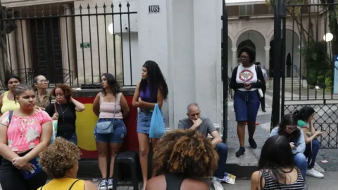 Participantes voltam aos locais de aplicação para 2ª prova do Enem 4 Participantes voltam aos locais de aplicação para 2ª prova do Enem