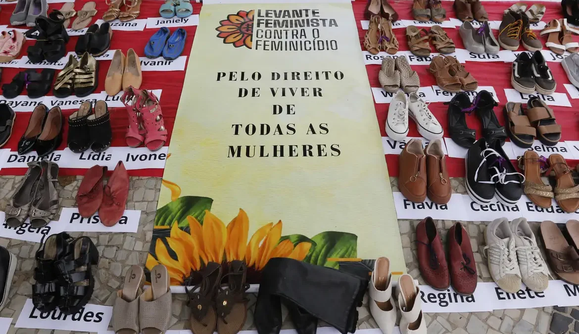 No calçadão da Praia de Copacabana, no Rio de Janeiro, 164 pares de calçados femininos, lado a lado, representavam uma triste estatística