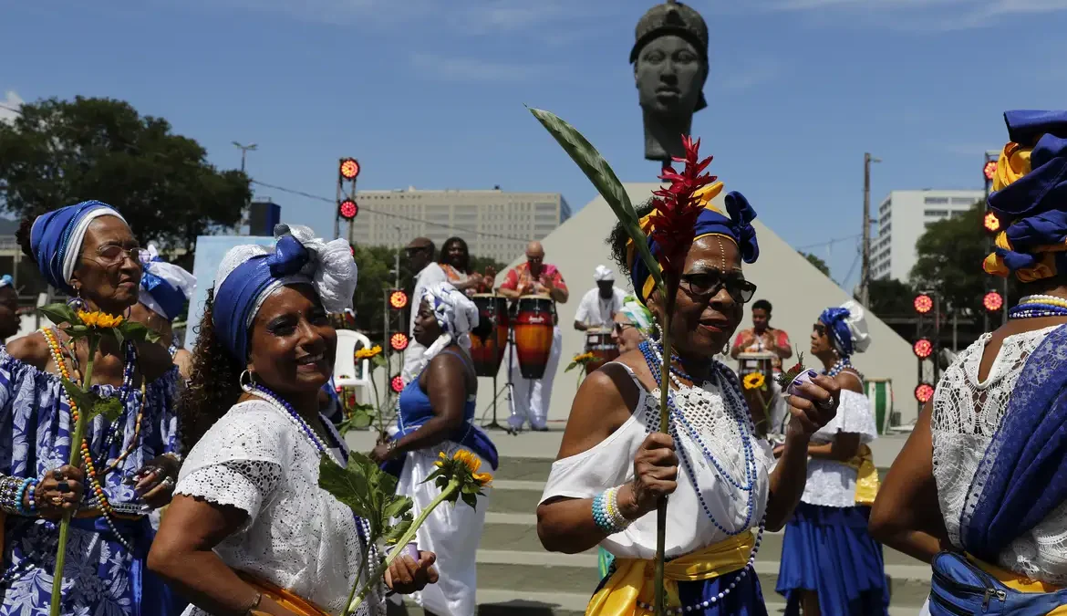 Entenda o papel do Estado no combate ao racismo no Brasil 1 A ausência da reparação pelos mais de 350 anos de escravidão no Brasil e as estatísticas que comprovam que a população negra mantém os