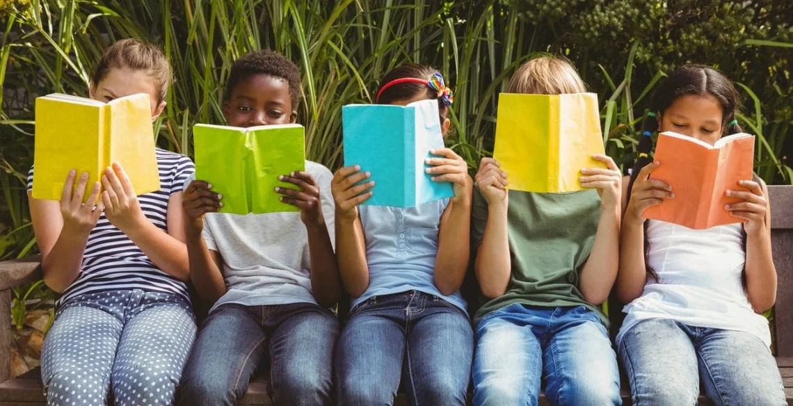 Os investimentos no Cantinho da Leitura devem estar alinhados com a faixa etária, o contexto sociocultural, o gênero e a diversidade